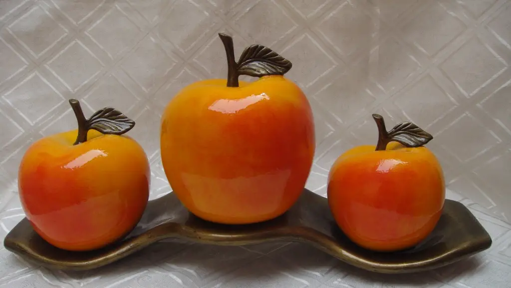 Frutas de color naranja en cerámica