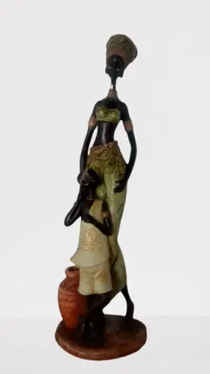 Muñeca africana hecha en cerámica