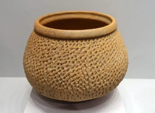 Pieza elaborada con la técnica de decoración antigua para cerámica impresión con punzón
