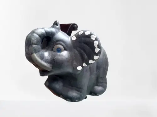 Figura de elefante hecho en cerámica