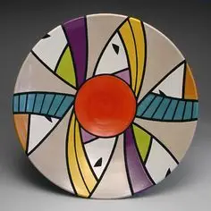 Pieza de cerámica con tendencia de decoración pintada a mano