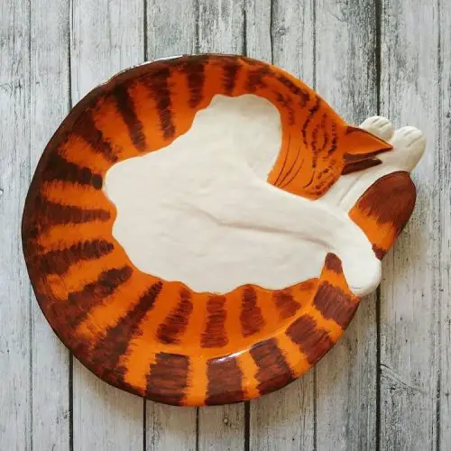 plato con forma de gato hecho en cerámica