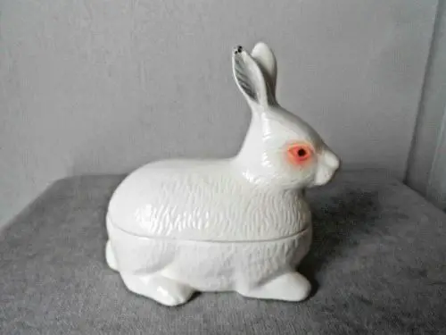 Plato sopero francés en forma de animal conejo hecho en cerámica vidriada al estaño